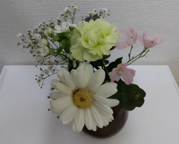 Liteサイズグリーンと白のブーケを花びんに生けた状態
