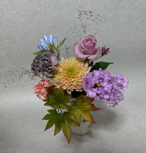 神無月のおまかせブーケ花びんに生ける